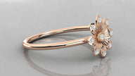 Seitenansicht des Helia Rings aus Rosegold, zeigt die detaillierte Fassung der diamantbesetzten Blütenblätter.