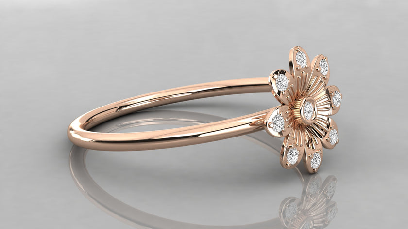 Seitenansicht des Helia Rings aus Rosegold, zeigt die detaillierte Fassung der diamantbesetzten Blütenblätter.