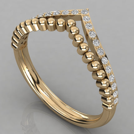 Vesta Chevron-Ring aus 14 Karat Gelbgold (585) mit funkelnden Labordiamanten, handgefertigt in Deutschland.