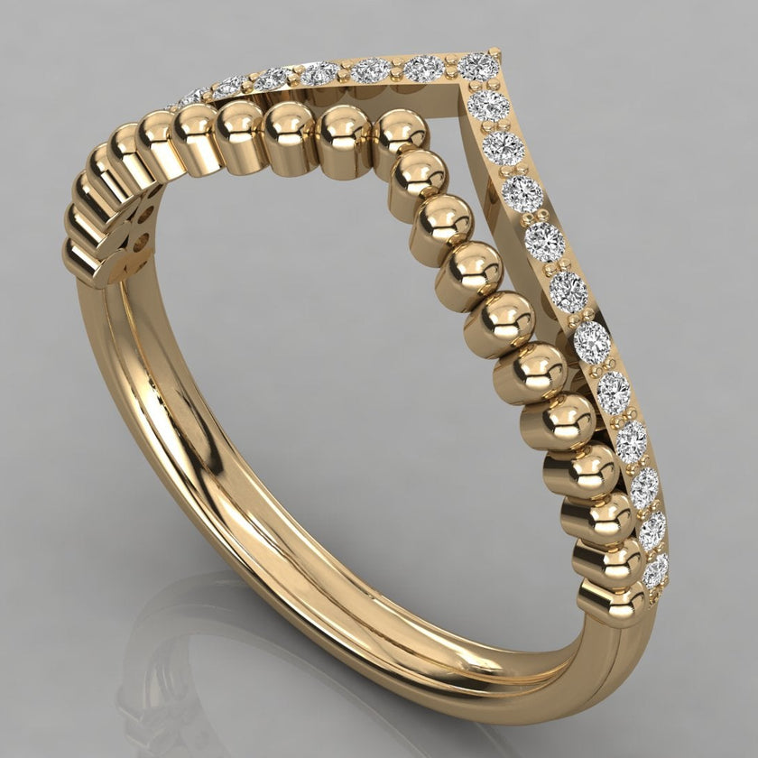 Vesta Chevron-Ring aus 14 Karat Gelbgold (585) mit funkelnden Labordiamanten, handgefertigt in Deutschland.