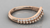Profilansicht des Vesta Chevron-Rings in Rosegold, ideal als Beisteckring für Verlobungsringe geeignet.