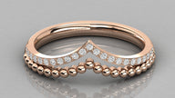 Draufsicht Vesta Ring Rosegold: Elegante Kombination aus Brillantschliff-Diamanten und strukturierter Goldschiene.