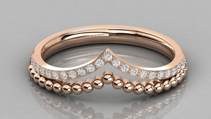 Draufsicht Vesta Ring Rosegold: Elegante Kombination aus Brillantschliff-Diamanten und strukturierter Goldschiene.